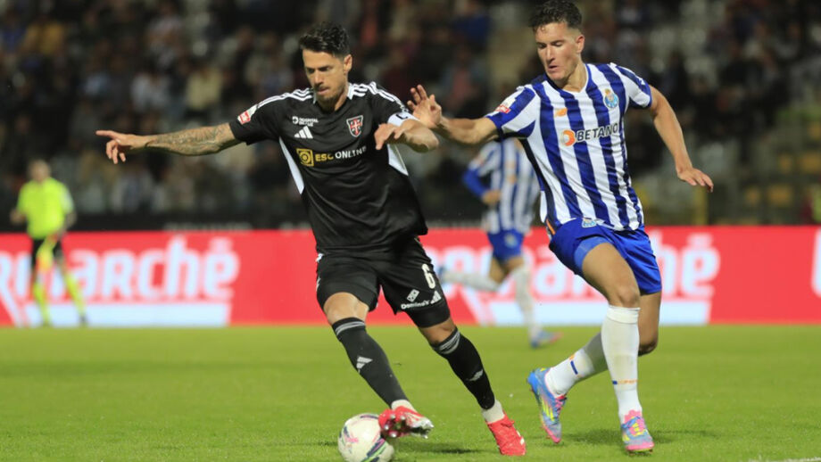 José Fonte pressionado por Deniz Gül no Casa Pia-FC Porto