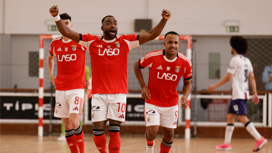 Arthur festeja um dos golos do Benfica frente ao Torreense