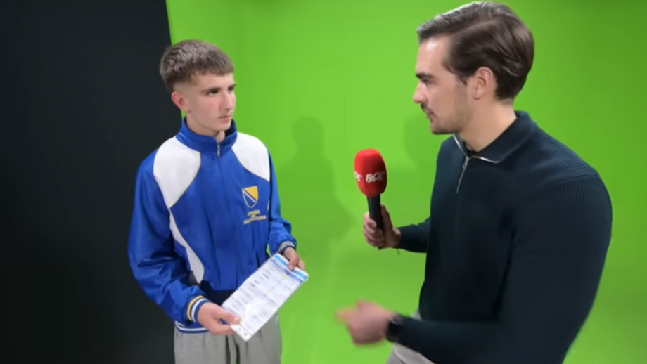 Afan Cizmic em entrevista à Face TV com a famosa cábula na mão