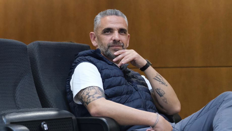 Rui Borges atento a ouvir a conferência de imprensa de Maxi Araújo de antevisão ao Sporting-Arsenal