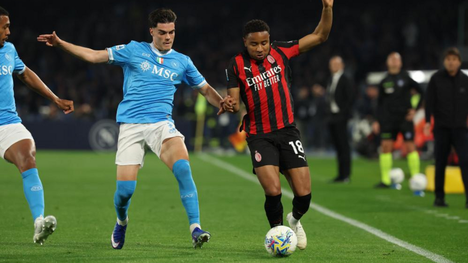 Christopher Nkunku (à direita) e Miguel Gutierre (à esquerda) durante o Nápoles-AC Milan