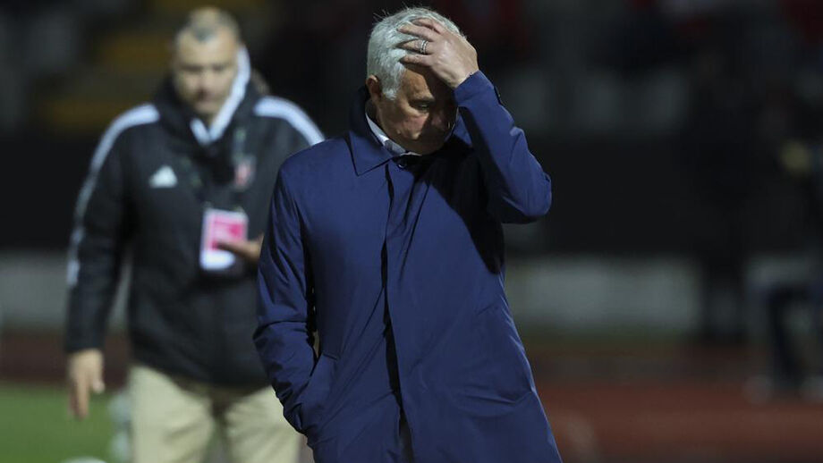 José Mourinho reage junto ao banco de suplentes do Benfica