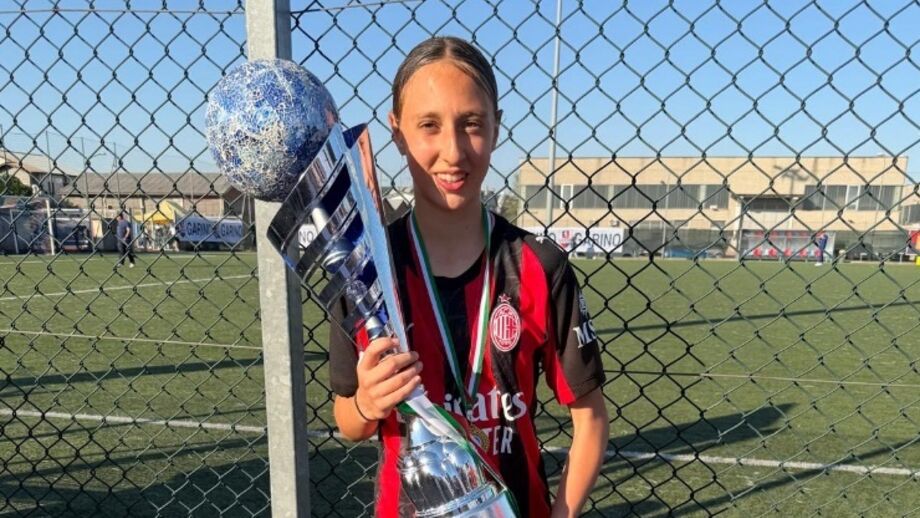Filha de Modric celebra troféu da Garino Cup com o Milan Sub-13