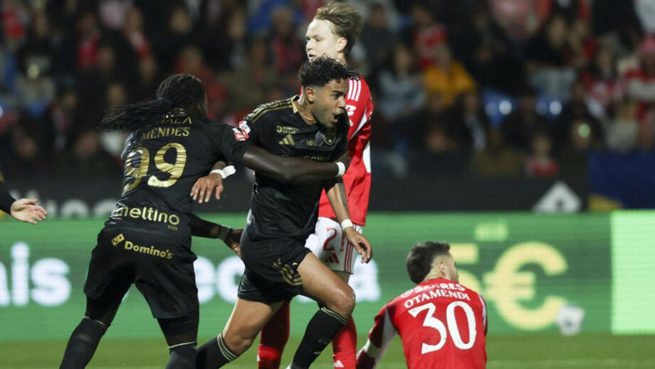 Rafael Brito corre para festejar golo marcado ao Benfica 