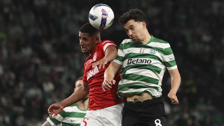 Guilherme Romão disputa a bola no ar com Pote (Sporting)