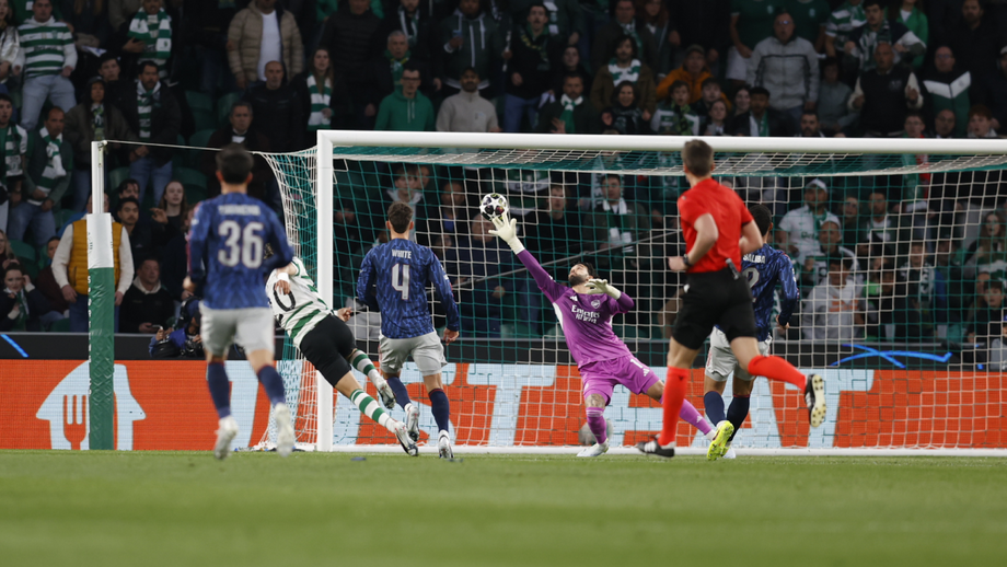 O momento do remate de Maxi Araújo à trave da baliza do Arsenal