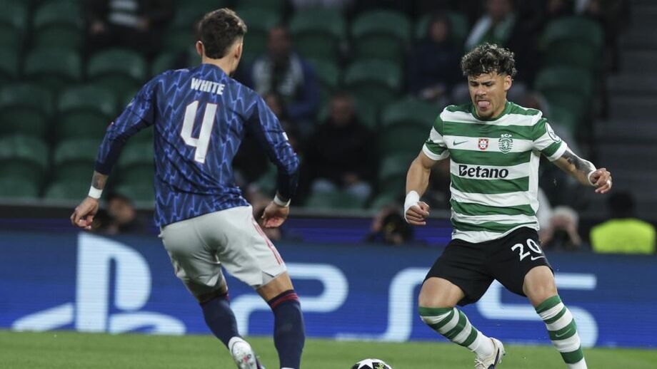 Maxi Araújo em ação contra o Arsenal