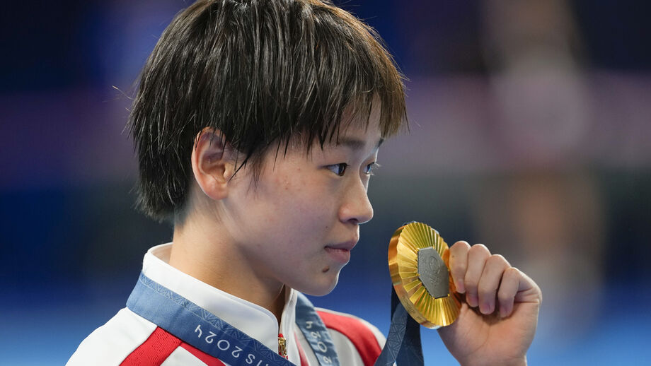 China investiga assédio digital contra Quan Hongchan, campeã olímpica nos saltos para a água