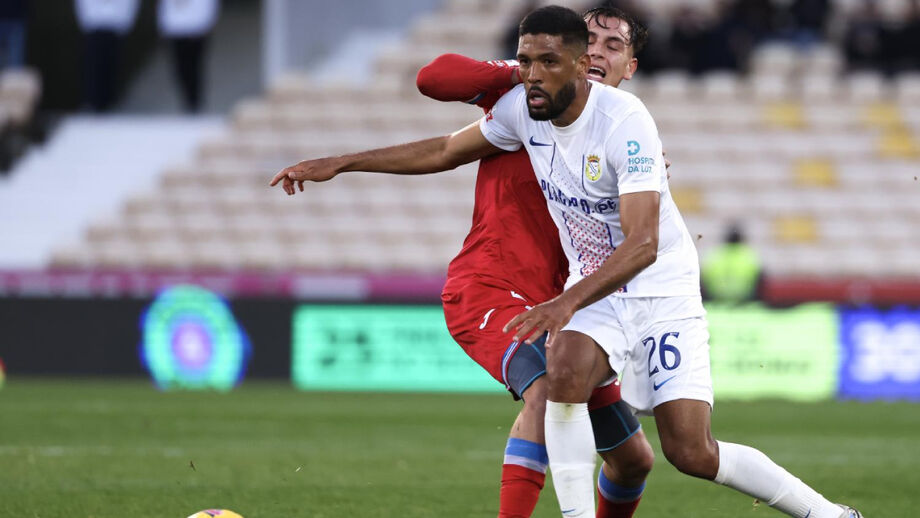 Rhaldney em ação no jogo com o Gil Vicente