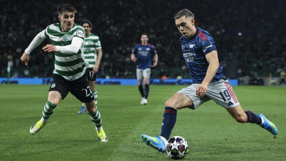 Fresneda disputa um lance com Trossard durante o Sporting-Arsenal