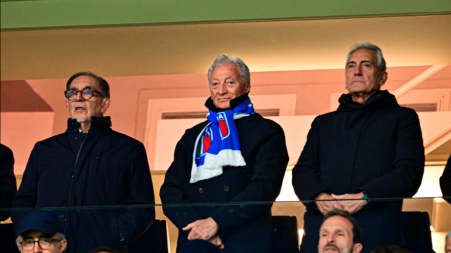 Gravina (à direita) durante o duelo entre Itália e Bósnia