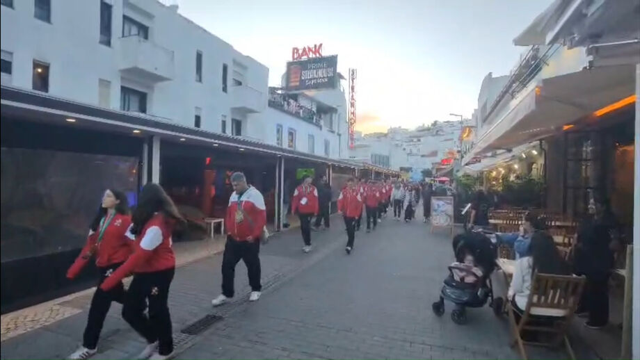 As várias comitivas caminharam pelas ruas da cidade num cortejo até ao recinto da cerimónia de abertura