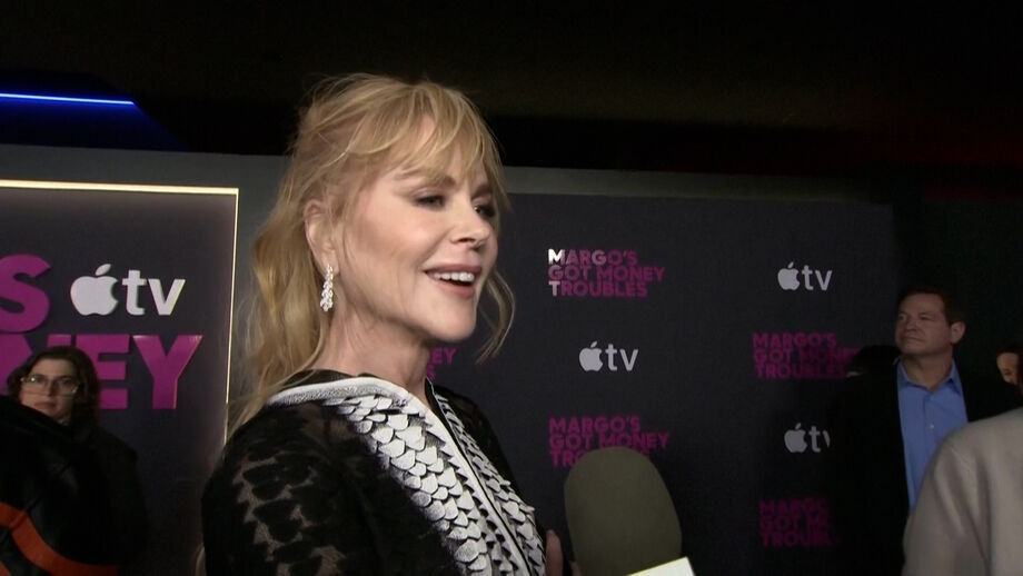 Elle Fanning teve de explicar à atriz a famosa plataforma... 