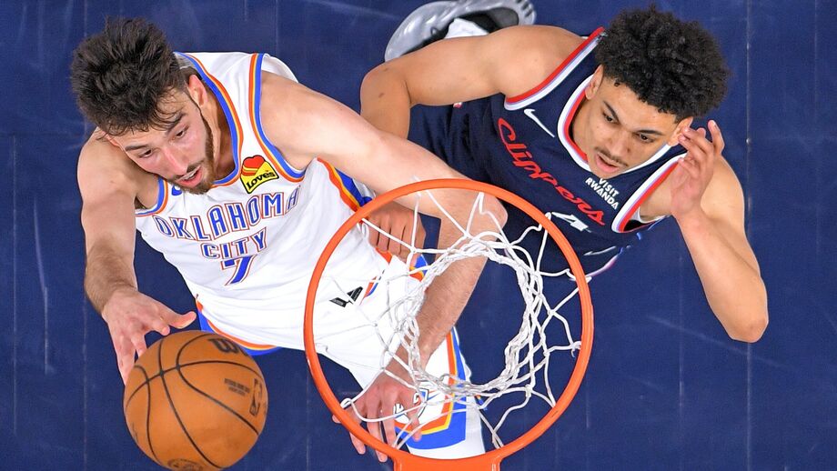 Chet Holmgren (à esquerda) anotou 30 pontos e 14 ressaltos