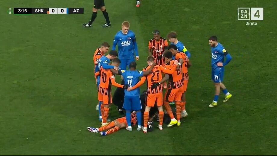Isaque, do Shakhtar Donetsk, sofre lesão grave durante o jogo com o AZ Alkmaar