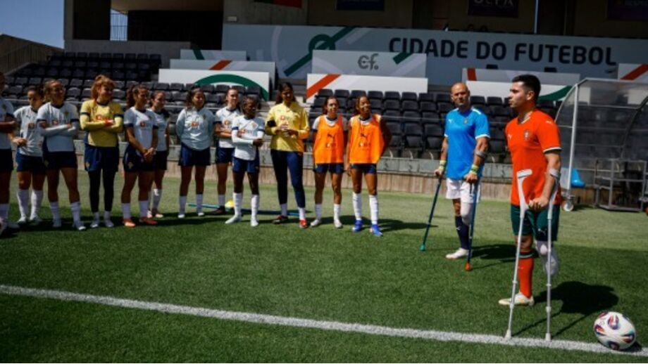 Miguel Barbosa e Milton Martins visitam treino da seleção nacional feminina