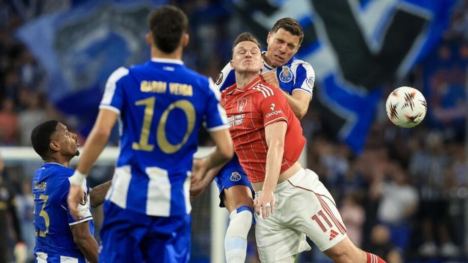 Bednarek durante o FC Porto-Nottingham