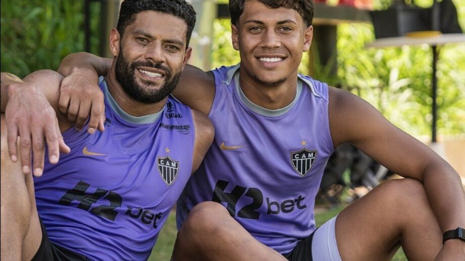 Hulk treina com o filho no Atlético Mineiro 