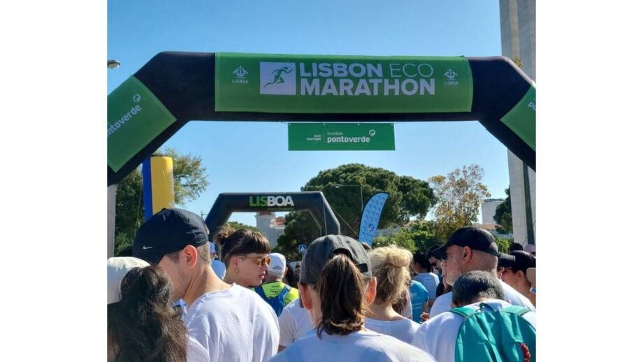 Maratona de Lisboa com participantes junto à linha de partida