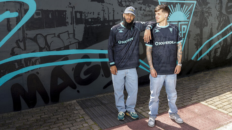 DISH e Kappa Jotta, 'rostos' da nova camisola do Estoril, enaltecem trabalho do técnico escocês no clube