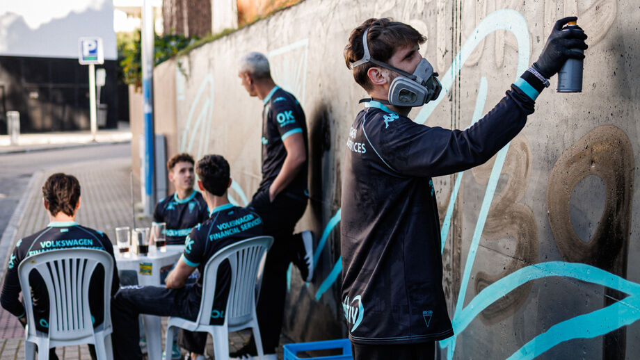 Dish durante a pintura do mural no Estádio António Coimbra da Mota