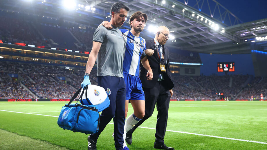 Martim Fernandes a sair lesionado frente ao Nottingham