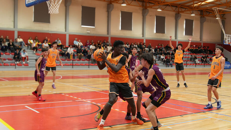 Gualdimir Té impressiona pelos seus 2 metros de altura