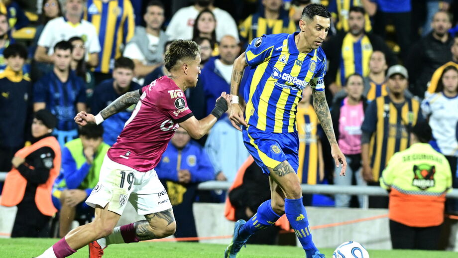 Di María em ação no empate do Rosario Central no regresso à Libertadores