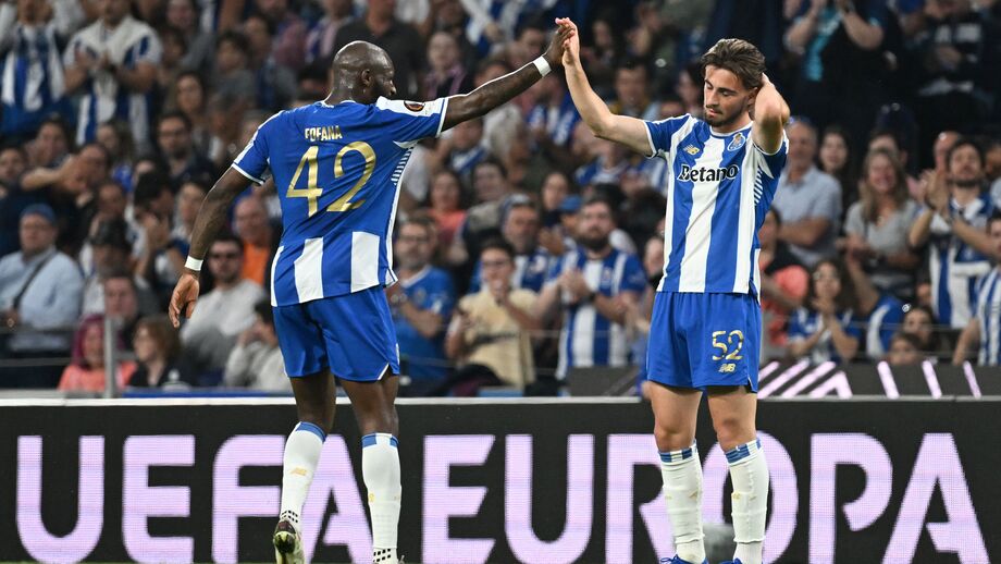 Martim Fernandes marcou autogolo e foi consolado pelos colegas