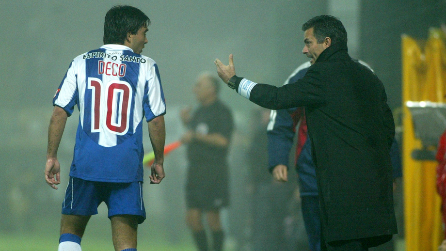 Deco à conversa com José Mourinho durante um jogo do FC Porto