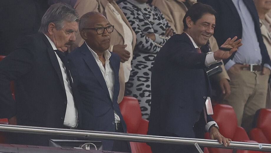 Rui Costa na tribuna da Luz com Toni e Shéu