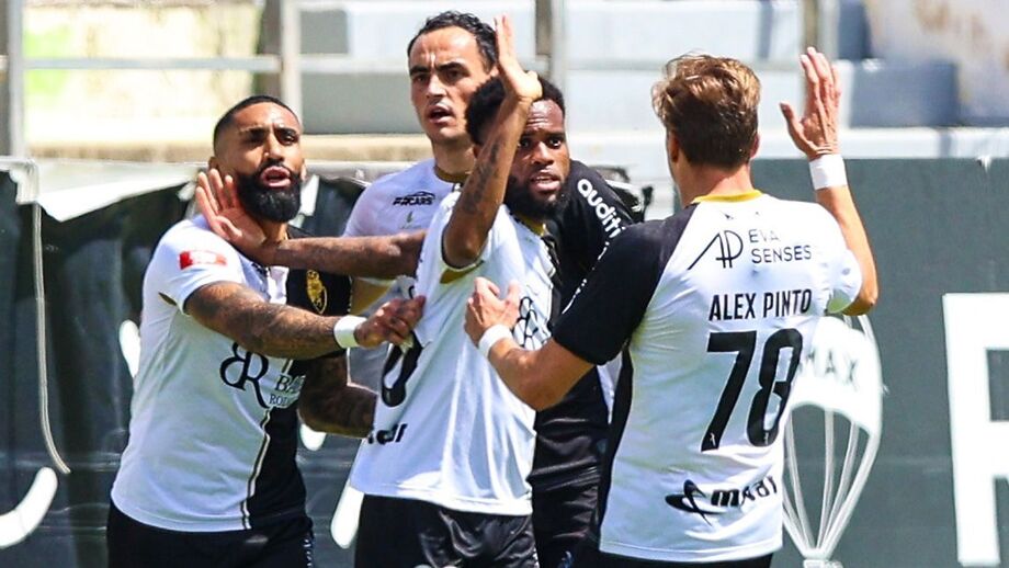 Jogadores do Farense festejam um dos golos marcados na vitória sobre o Sporting B