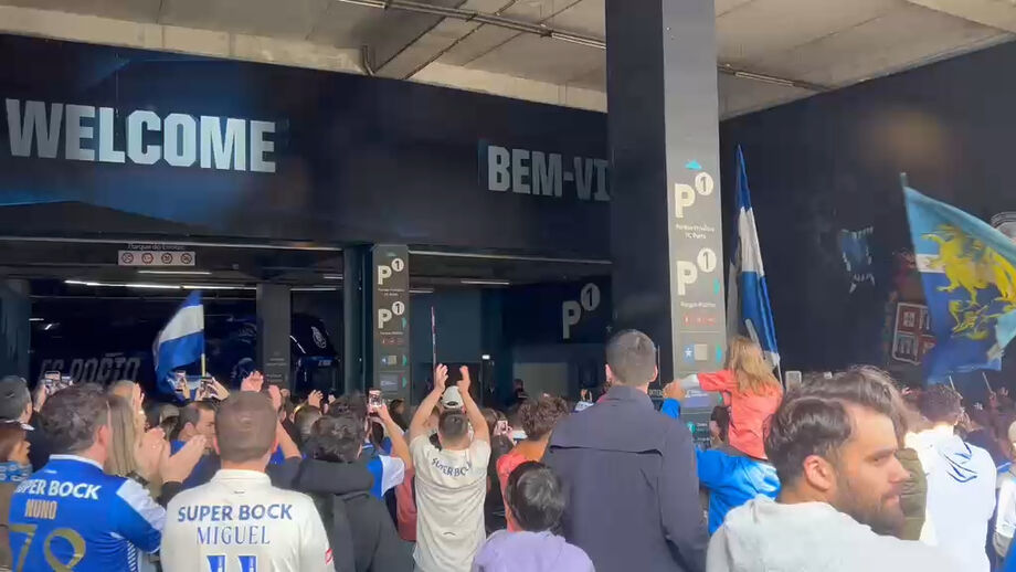 Autocarro demorou mais de 5 minutos para sair do Dragão e muitos adeptos seguiram em cordão cerca de 100 metros