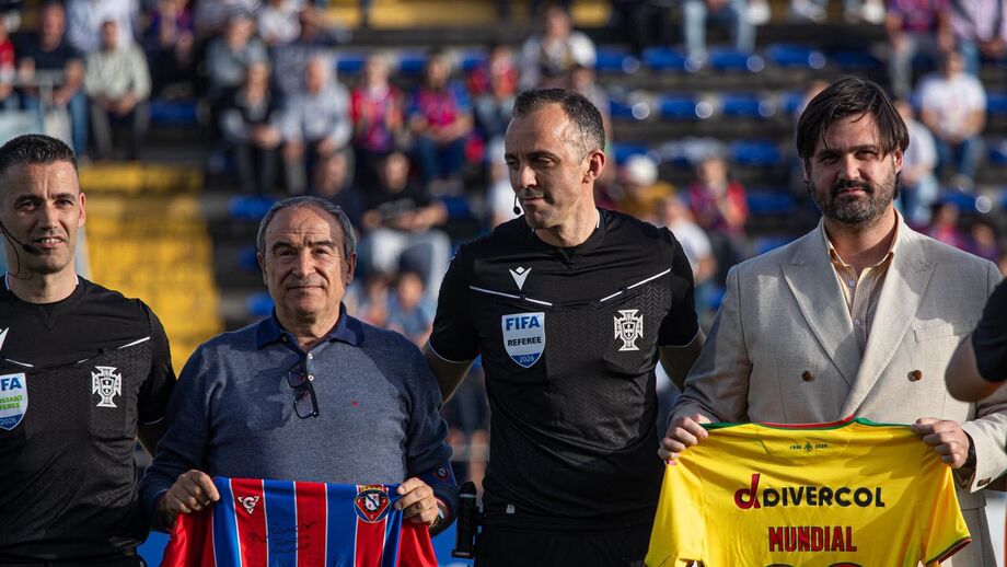 João Pinheiro recebe camisolas de Felgueiras e Paços de Ferreira