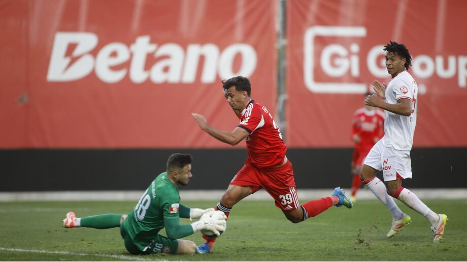 Henrique Araújo tenta fazer golo