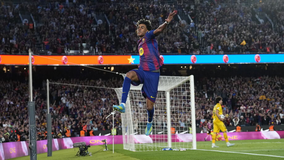 Lamine Yamal celebra golo no jogo Barcelona-Espanyol