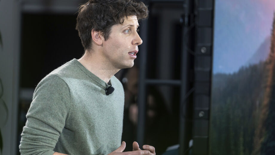 Sam Altman fala sobre democratizar a inteligência artificial após ataque