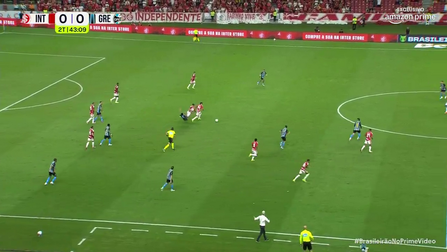 Viery viu vermelho direto após esta entrada sobre Thiago Maia, jogador do Internacional