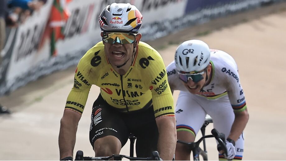 Wout van Aert vence Paris-Roubaix contra Tadej Pogacar