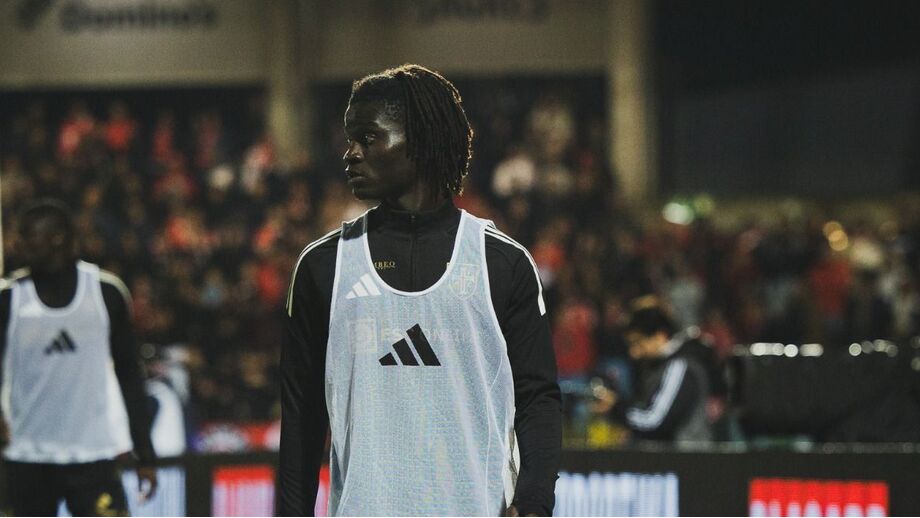 Abdu Dafé no aquecimento, no duelo entre Casa Pia e Benfica