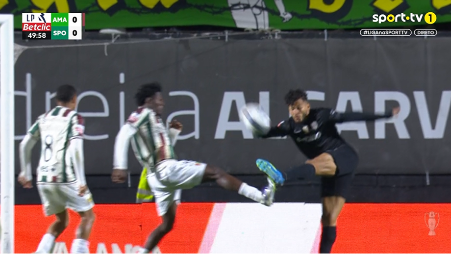 Sporting pediu penálti de Doué sobre Suárez, mas nada foi assinalado