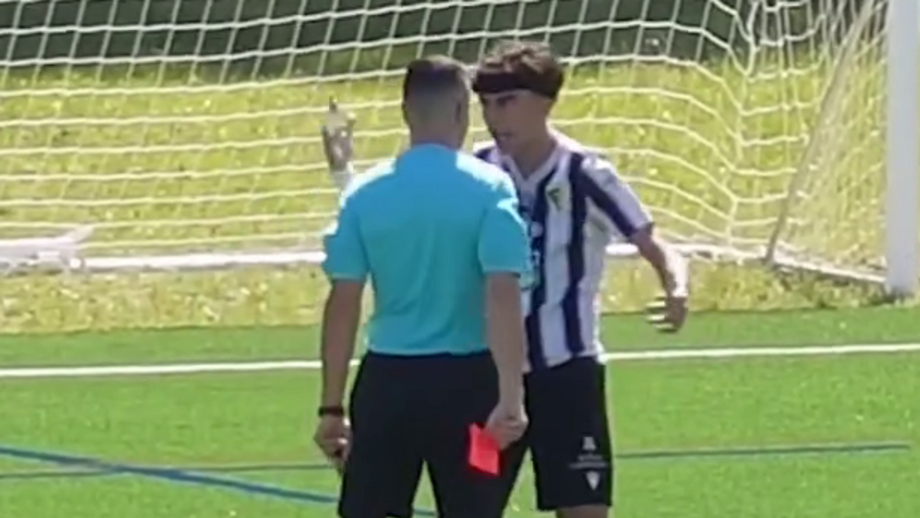Bruno Short viu vermelho após entrada dura sobre adversário, em jogo da Porto International Cup, e insultou o árbitro Vince Orsola