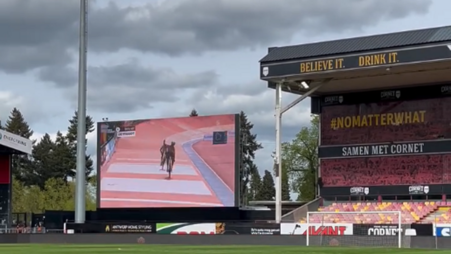 Momento incrível no estádio do Mechelen antes do duelo com o Union Saint-Gilloise