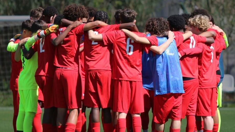 PSG Academy anuncia abandono de torneio no Porto devido a agressões e racismo.

