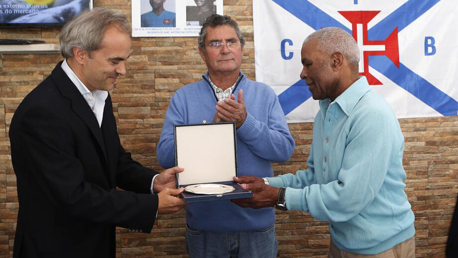 Vicente Lucas homenageado por Patrick Morais de Carvalho, presidente do Belenenses