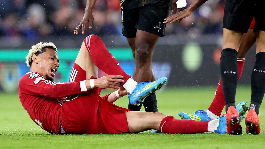 Ekitiké contorcendo-se com dores