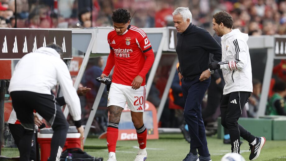 Richard Ríos sai tocado, com apoio da equipa médica e de José Mourinho