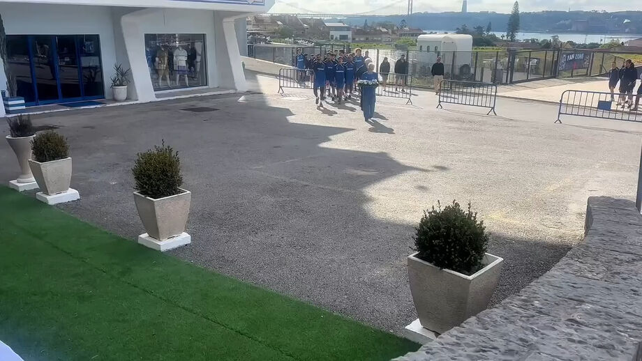 Minuto de silêncio em memória da lenda, que morreu quarta-feira aos 90 anos