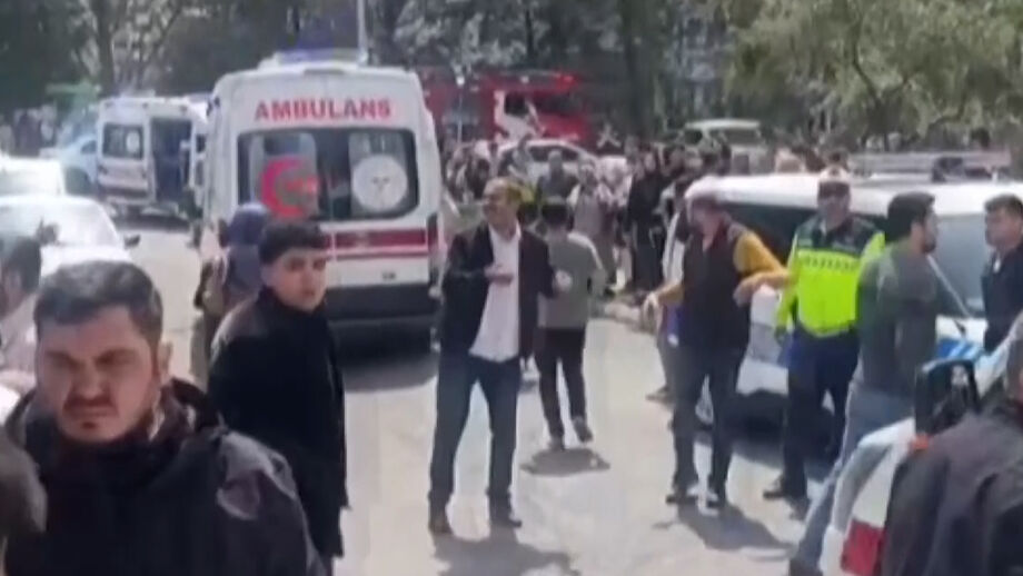  Jovem, que se suicidou após o ataque, terá utilizado as armas do pai, que é polícia