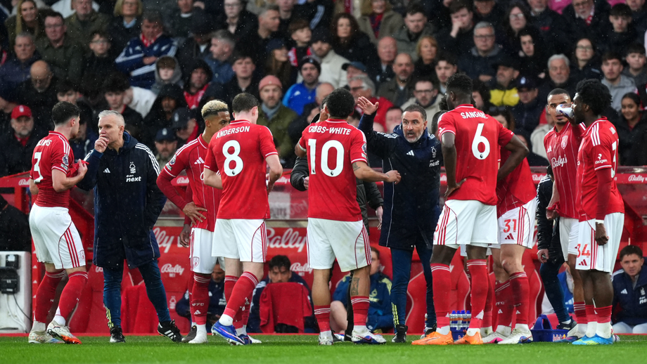 Vítor Pereira, treinador do Nottingham Forest, à conversa com os jogadores